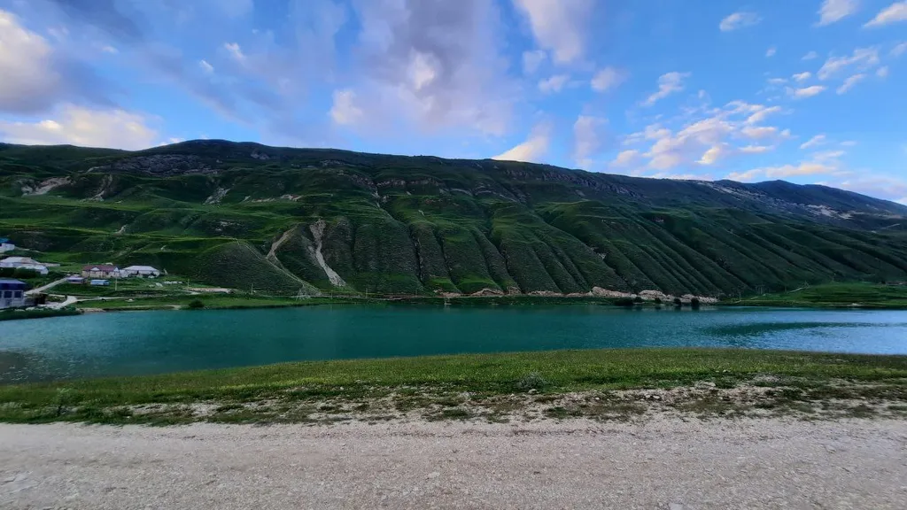 Уютный дом на берегу озера в Мочохе