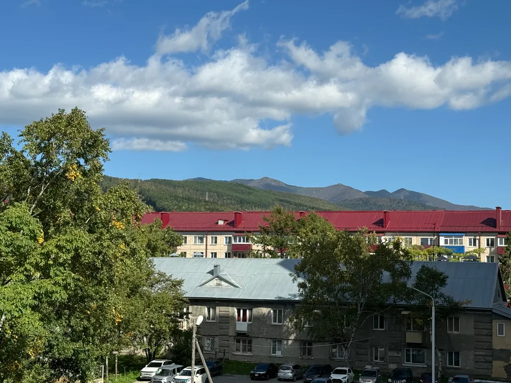 Вид на горы, рядом с парком, идеальное место для отдыха