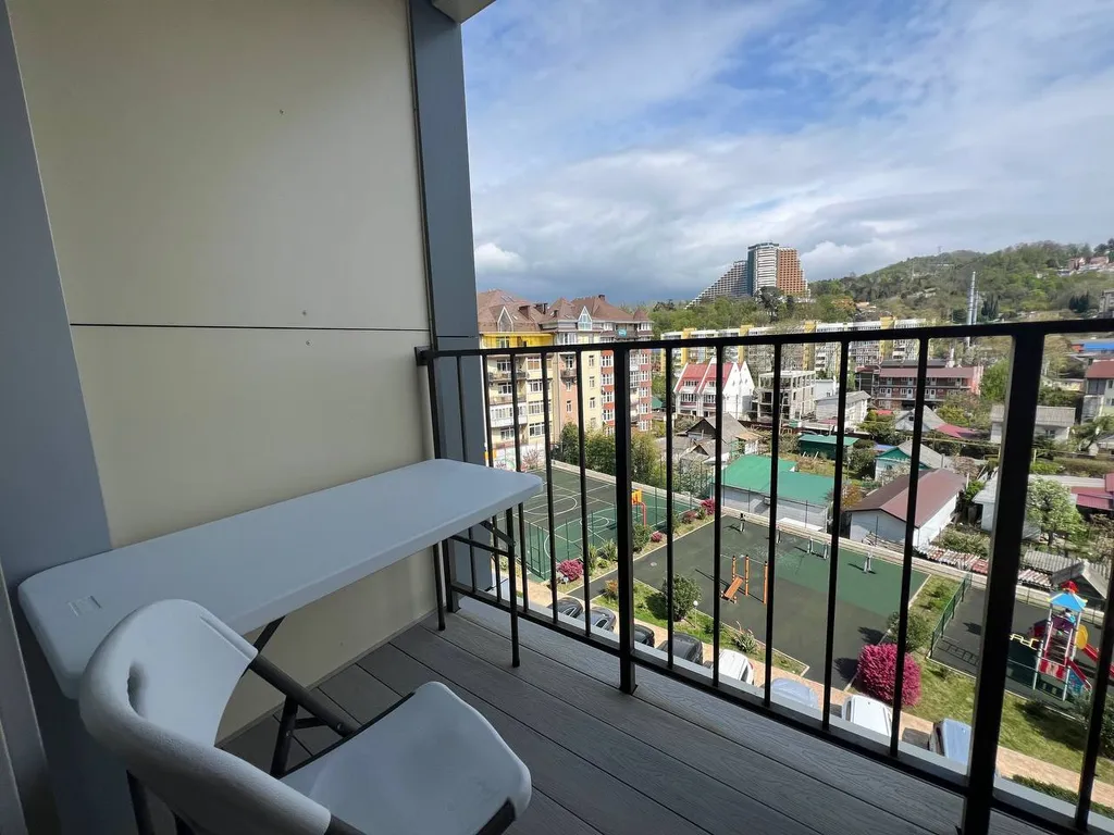 Апартамент с просторной спальней и выделенной кухонной зоной