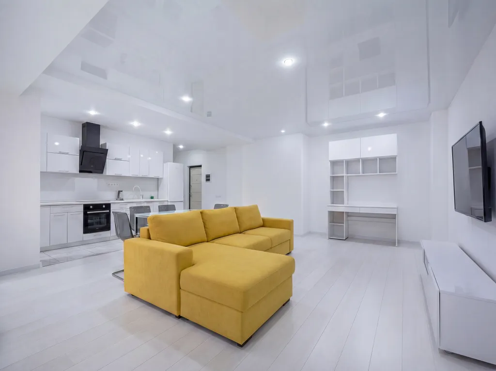 Белоснежная квартира с яркими акцентами в ЖК Центральный