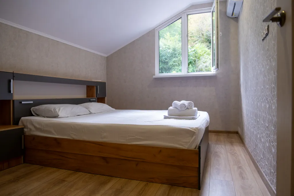 Коттедж Kрacивый дом c баcсeйнoм, баней с огромной террасой — Пластунка