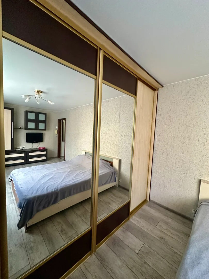 Имеется зеркальный шкаф