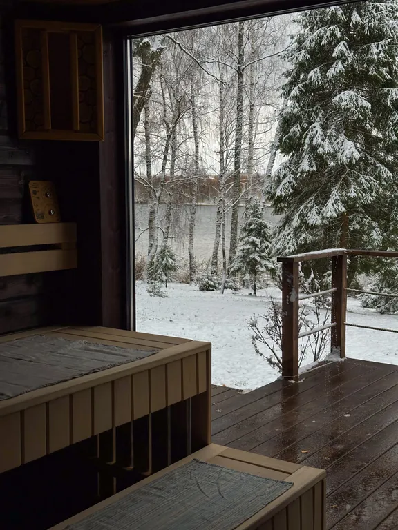 Уютный дом на живописной поляне в лесу с панорамными окнами