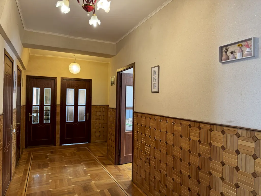 Квартира Четырёхкомнатная квартира в центре с балконом – 7 минут до моря — Геленджик