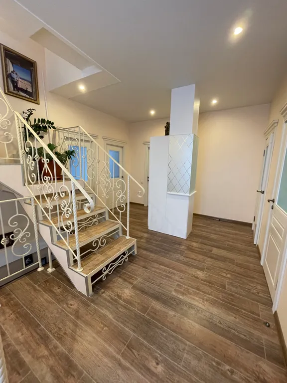 Уютный дом с бассейном и садом с видом на горы и море