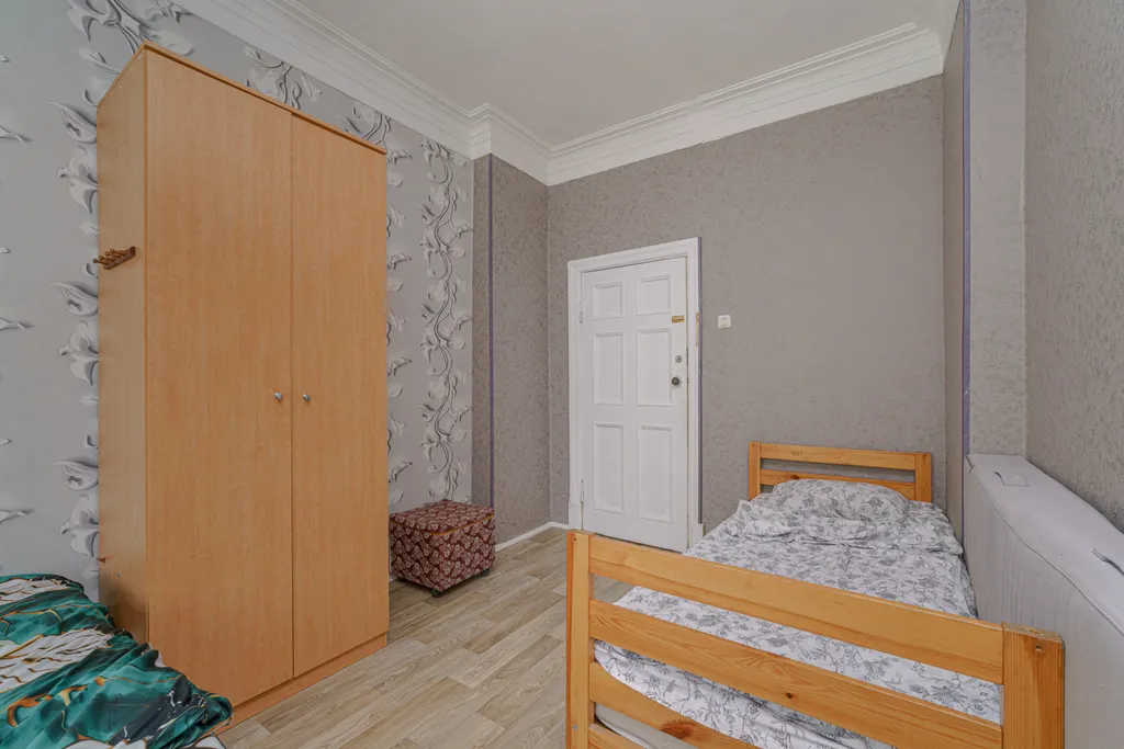 Просторная комната с персональным компьютером