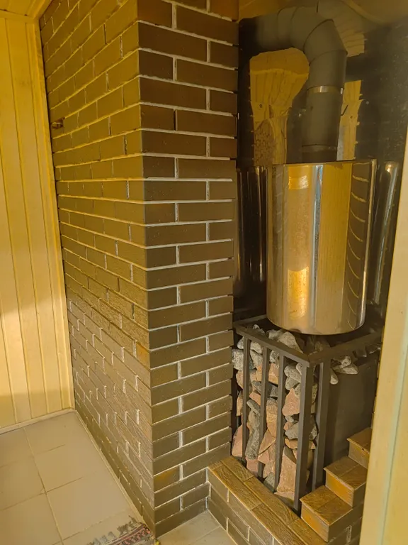 Дом с баней и пирсом на берегу пруда