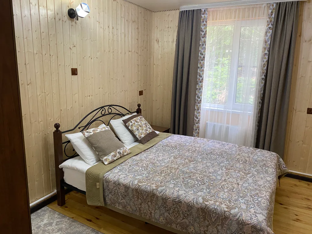 Уютный домик-котедж в горном лесу