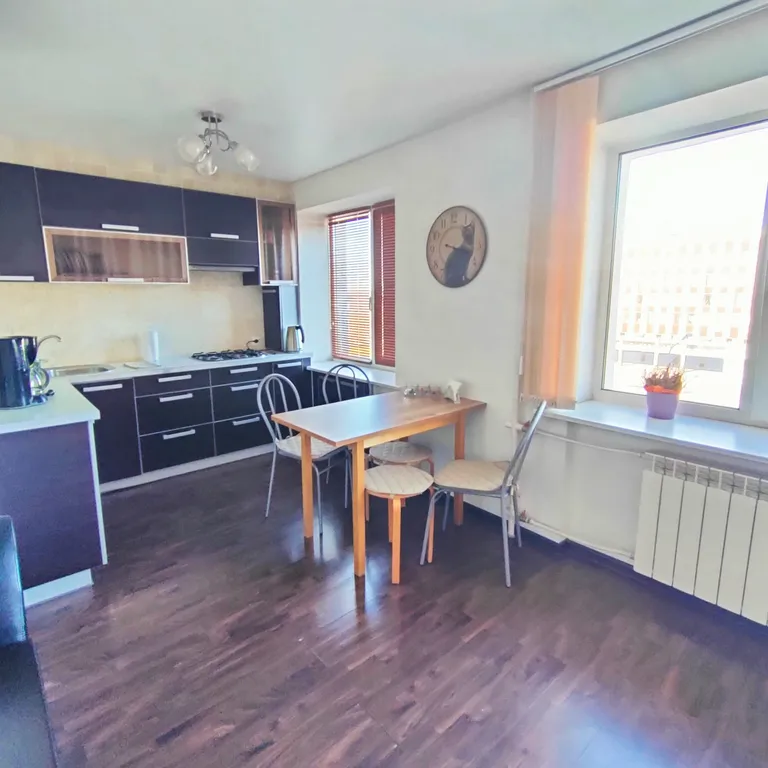 Центр с видом на озеро и парковкой во дворе