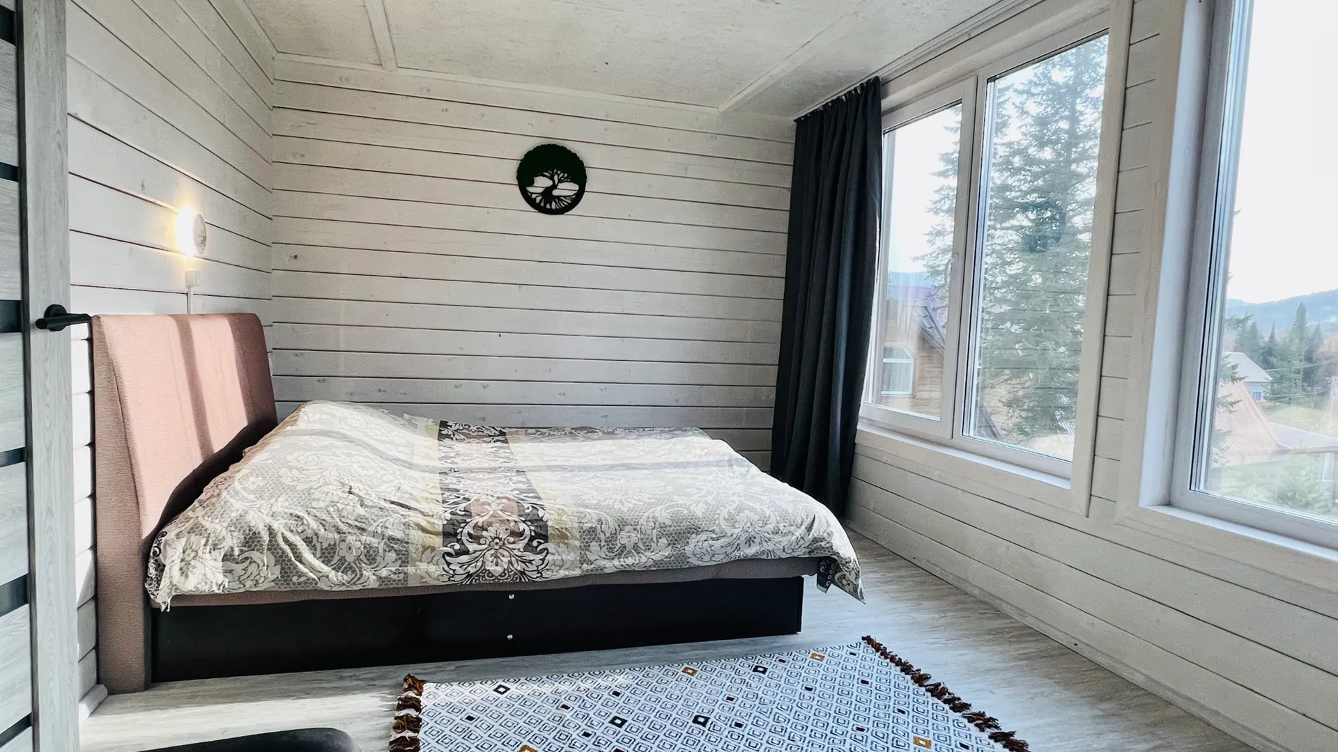 Изолированная спальня с панорамными окнами 