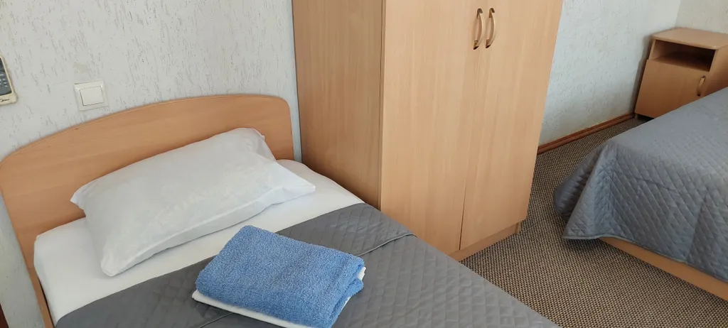 Трёхместный номер с балконом и видом на море