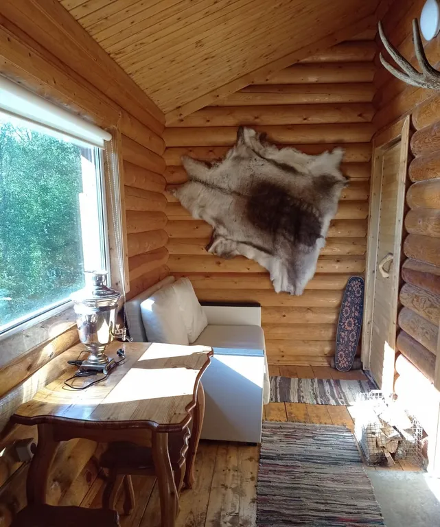 Деревянный дом с камином, баней и чаном на берегу Меличуярви у леса