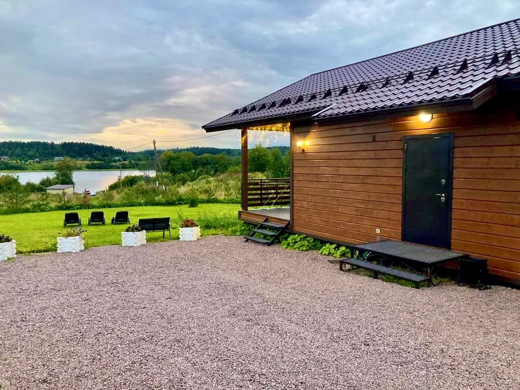 Новый современный коттедж рядом с озером