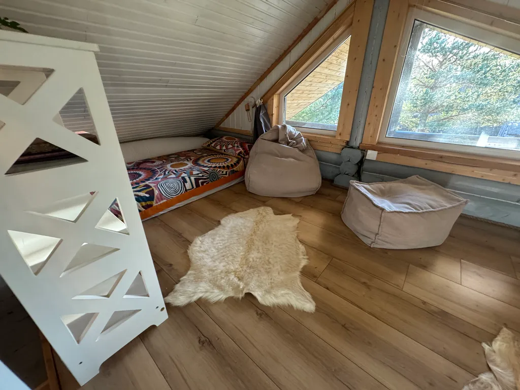 Дом на берегу реки в тихой деревне