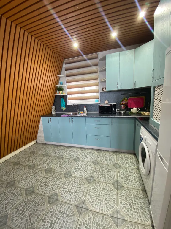 Дом-шалаш и баня-бочка на берегу горе-моря