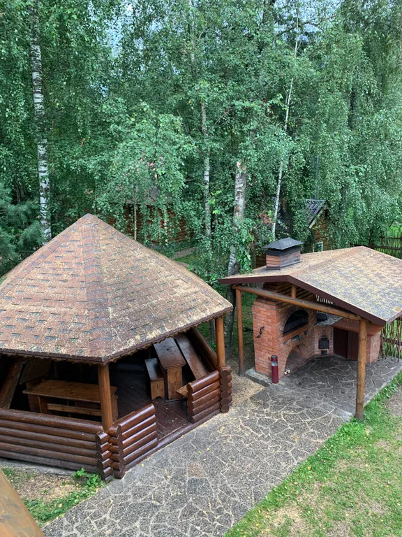 Дом в сосновом бору на озере