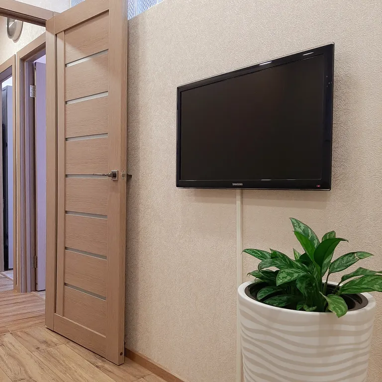 Просторная евротрешка с видом на Ангару и город