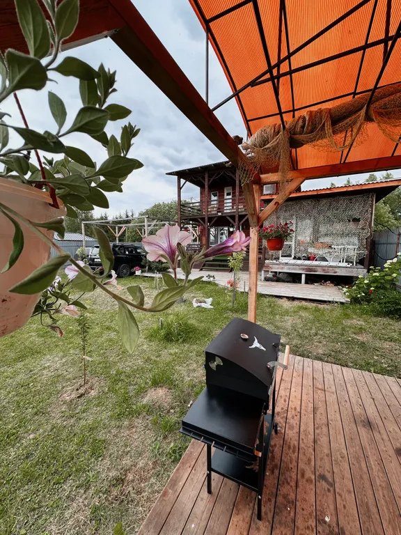 Двухэтажный дом на берегу реки Волга