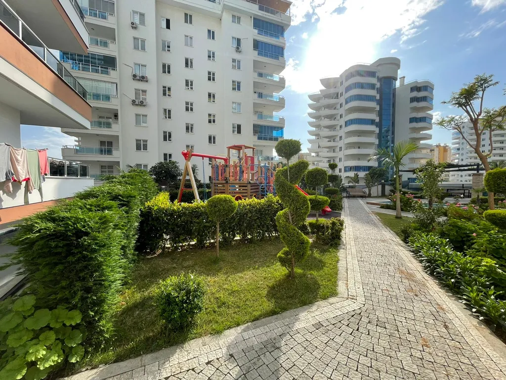 Чудесная новая квартира с видом на горы и море