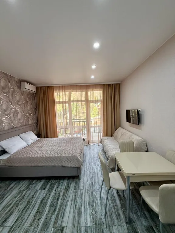 Укомплектованная студия с балконом