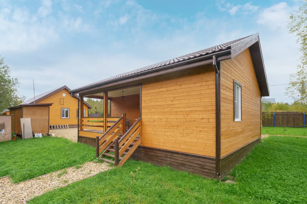 Новый загородный дом у реки с баней и бассейном