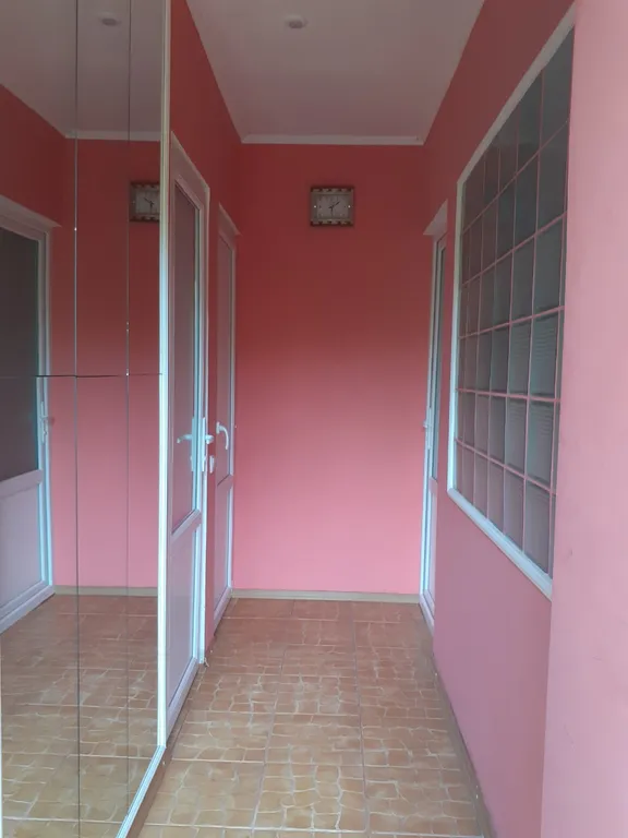 Дом 2 уровня со своим двором