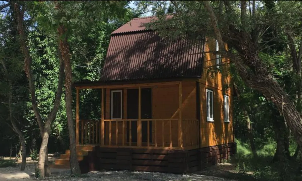 Уютный коттедж в лесу на берегу реки — аренда посуточно в Дивноморское