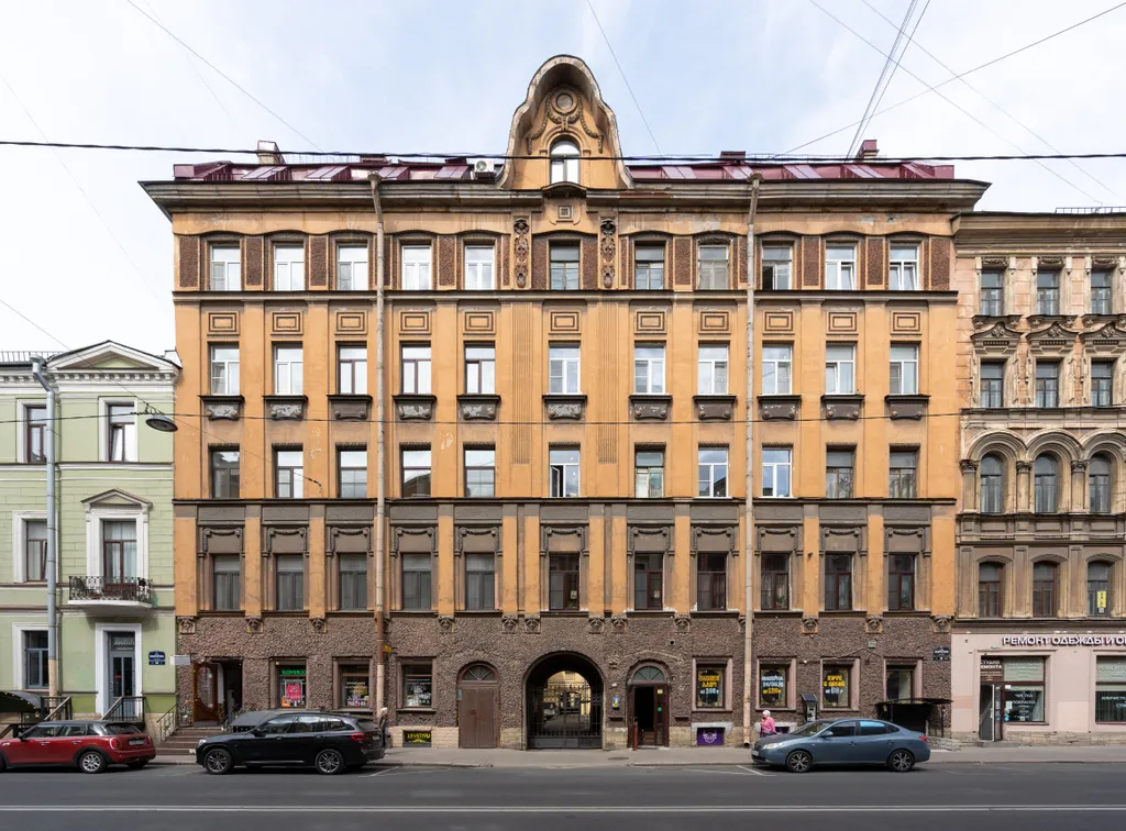 Роскошная квартира со старинной печкой и лепниной