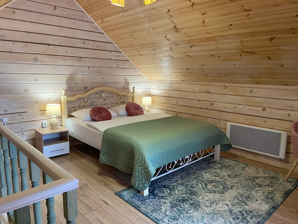 Уютный кедровый отдельностоящий двухэтажный коттедж с видом на горы — аренда посуточно в Чемал