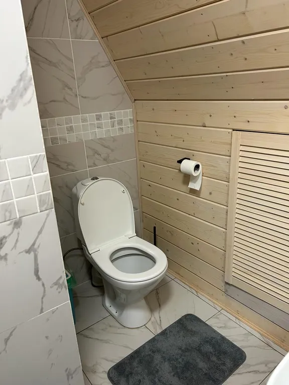 Дом-шалаш на берегу озера