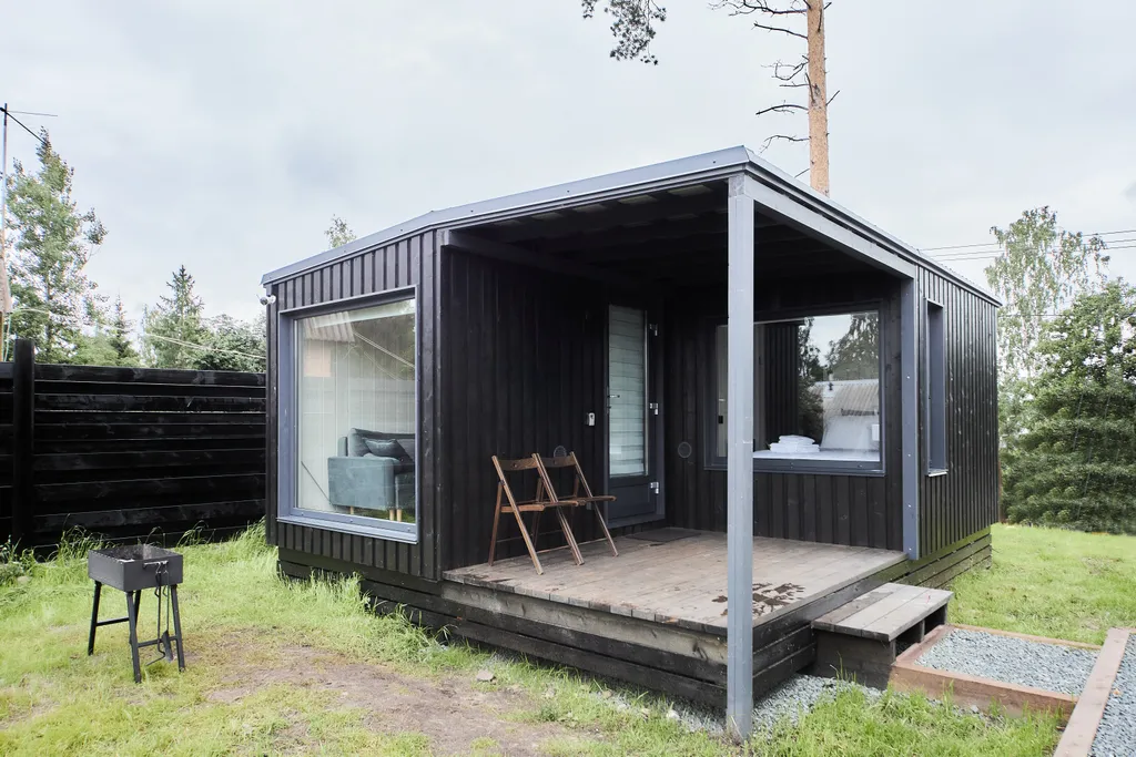 Семейный дом с мансардным окном и видом на озеро