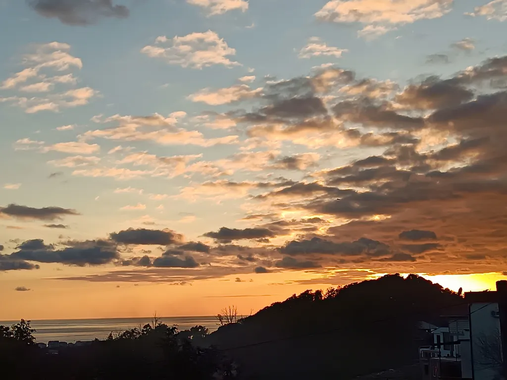 Новый 2-комнатный коттедж с кухней на террасе с видом на море