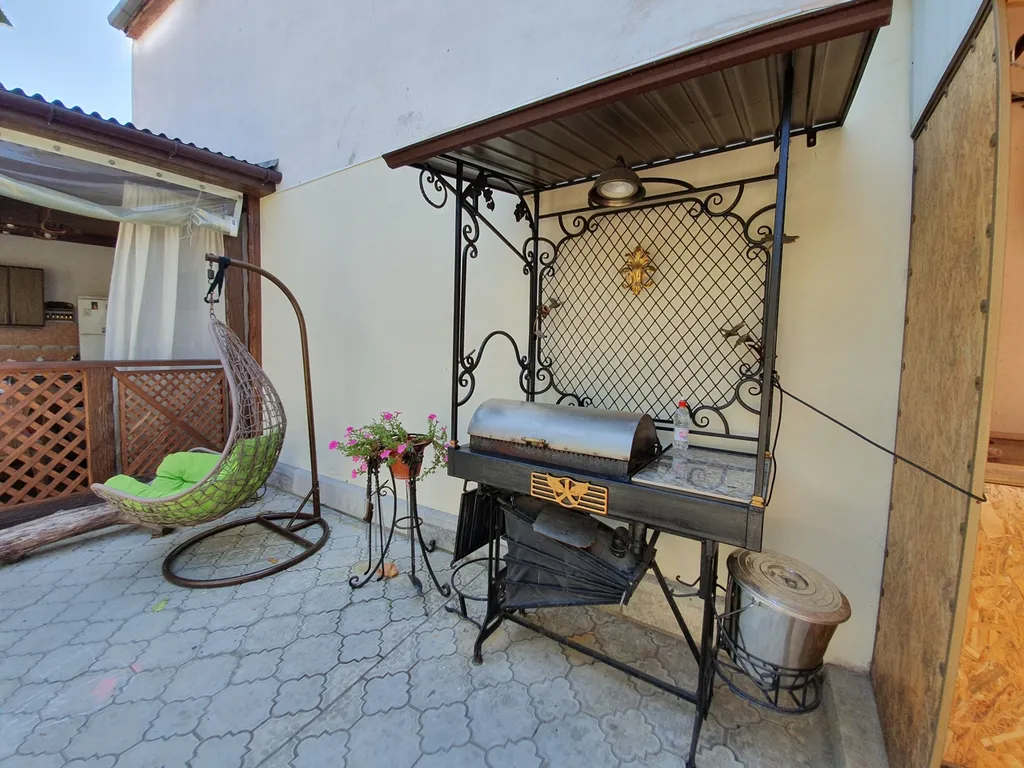 Дом со своим большим двором