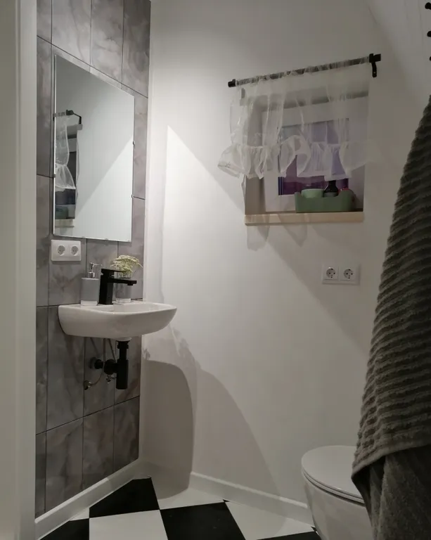 Уютный домик-треугольник у леса