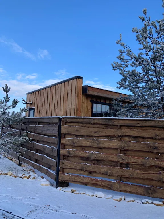 Дом у пруда с пляжем