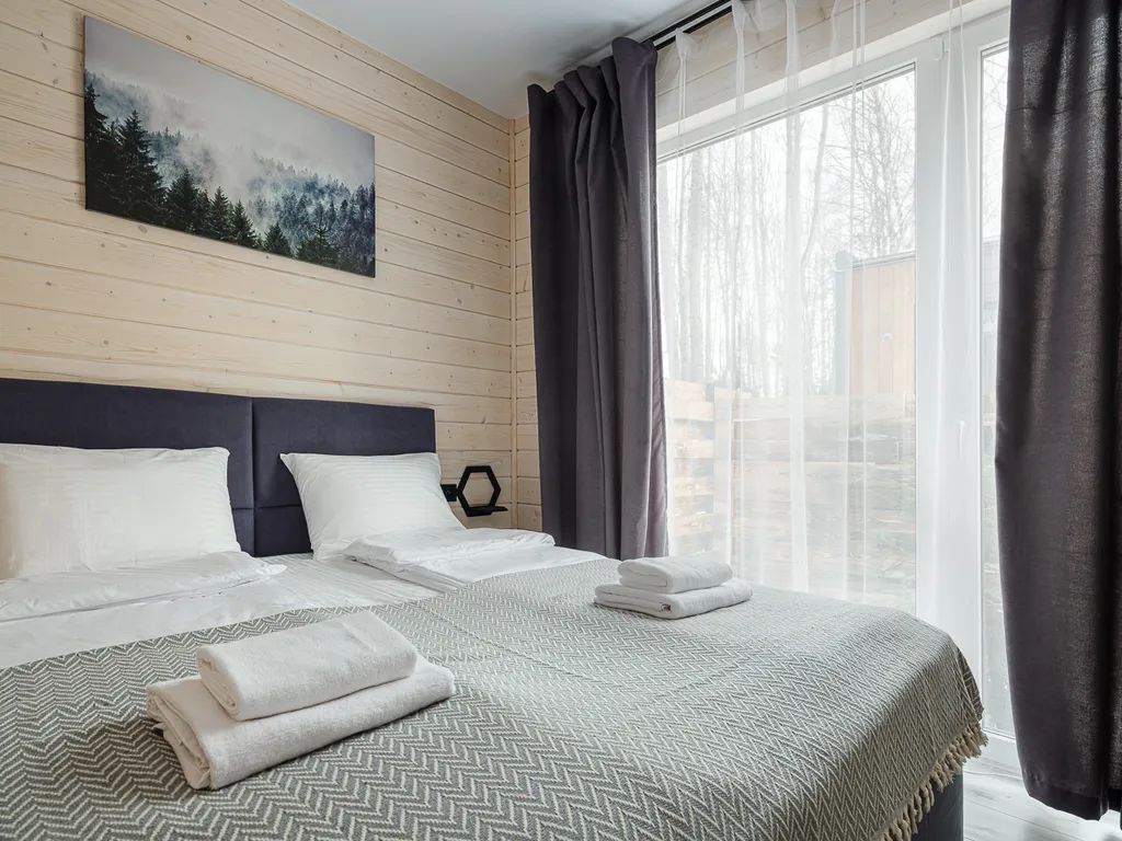 Семейный коттедж с баней и чаном в Шишкин Плейс в хвойном лесу