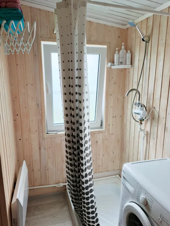 Дом Стрела на берегу водоема с баней и очагом