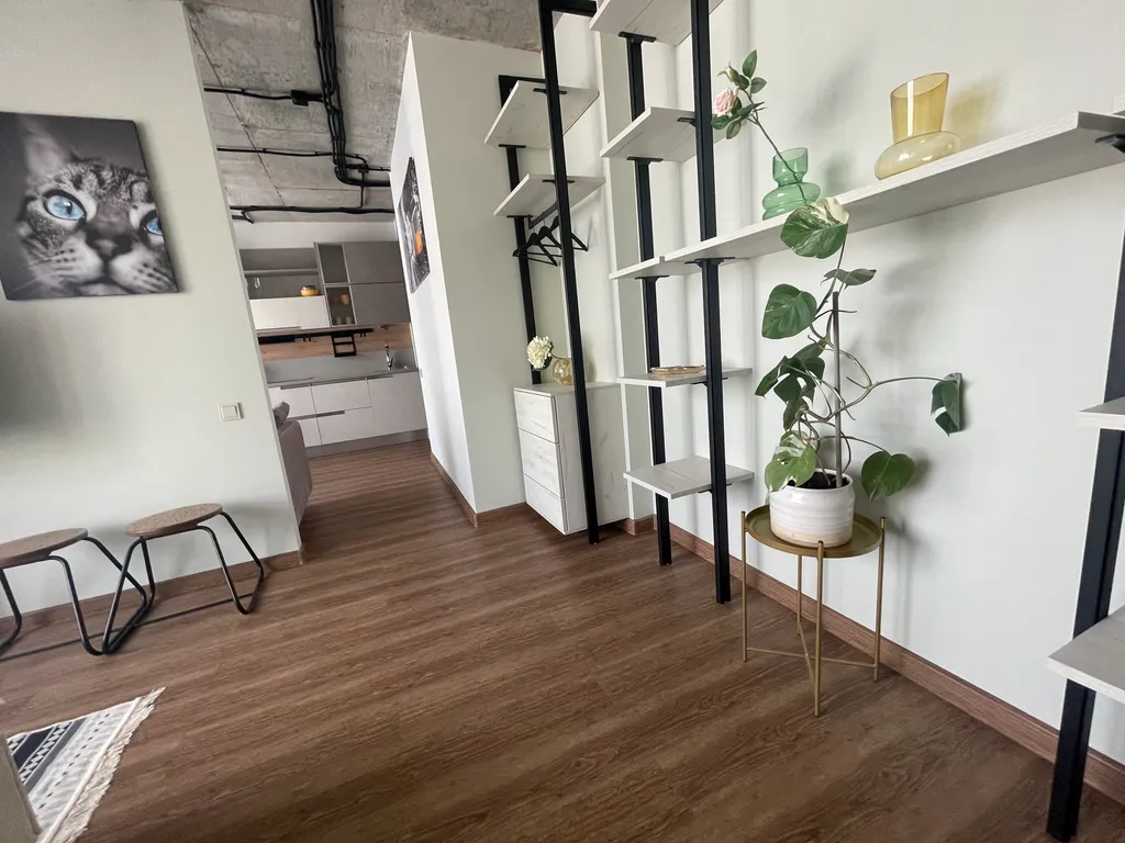 Просторная и светлая квартира с огромными окнами