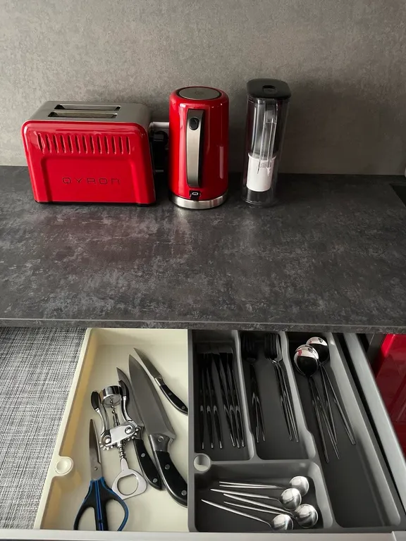 Стильная двушка с яркой кухней