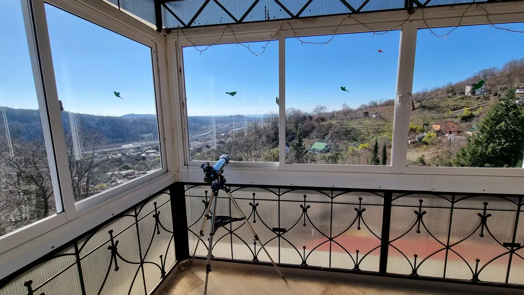 Трёхэтажный таунхаус в живописном месте с большим садом