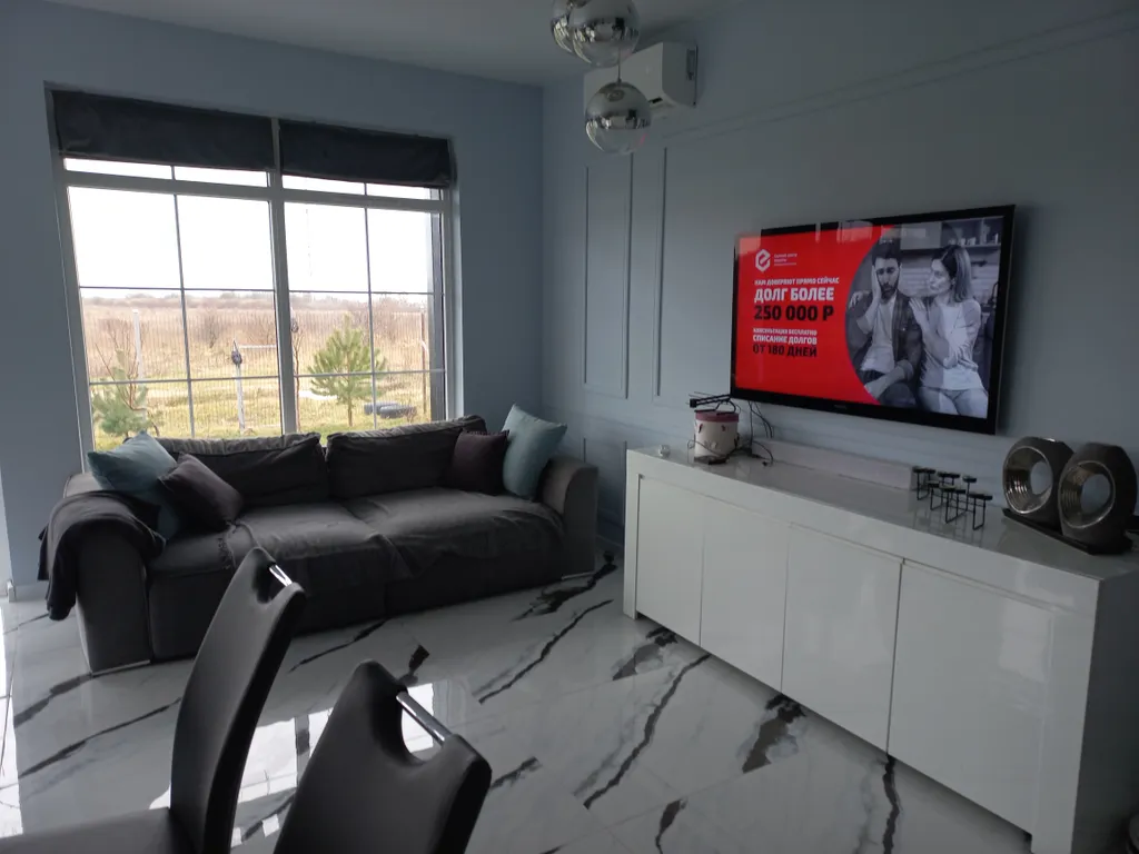 Дом с видом на море и отдельно стоящей баней.