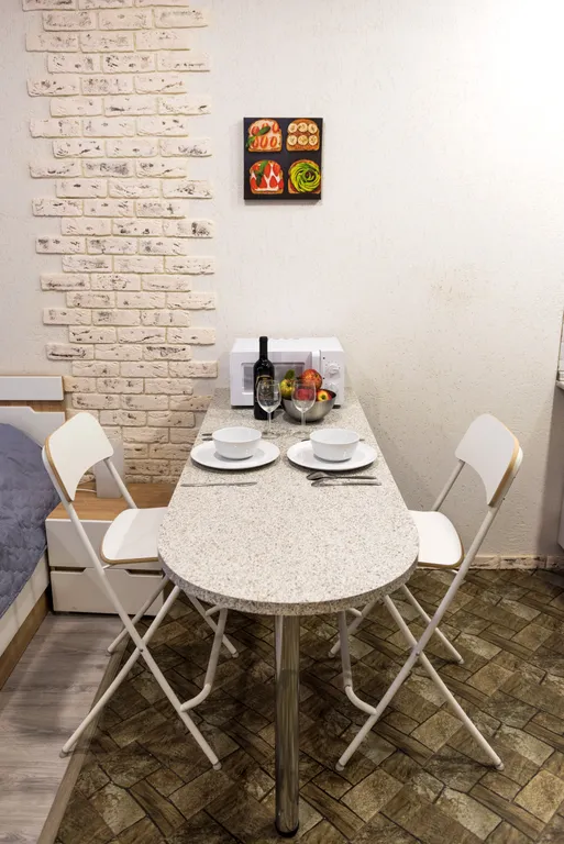 Уютная студия в центре города в стиле лофт с балконом