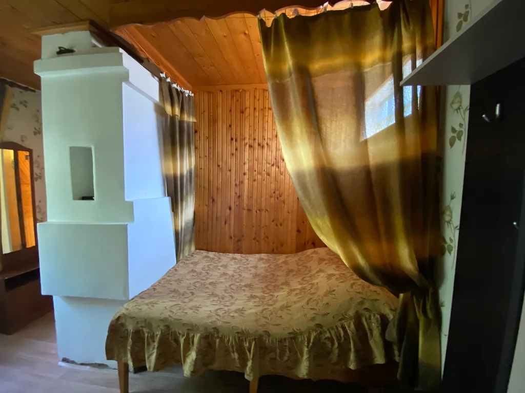 Тихий домик в цветущем саду