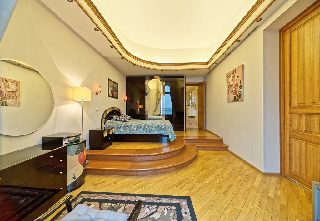 Двухуровневая квартира с видом на Неву по соседству с Эрмитажем