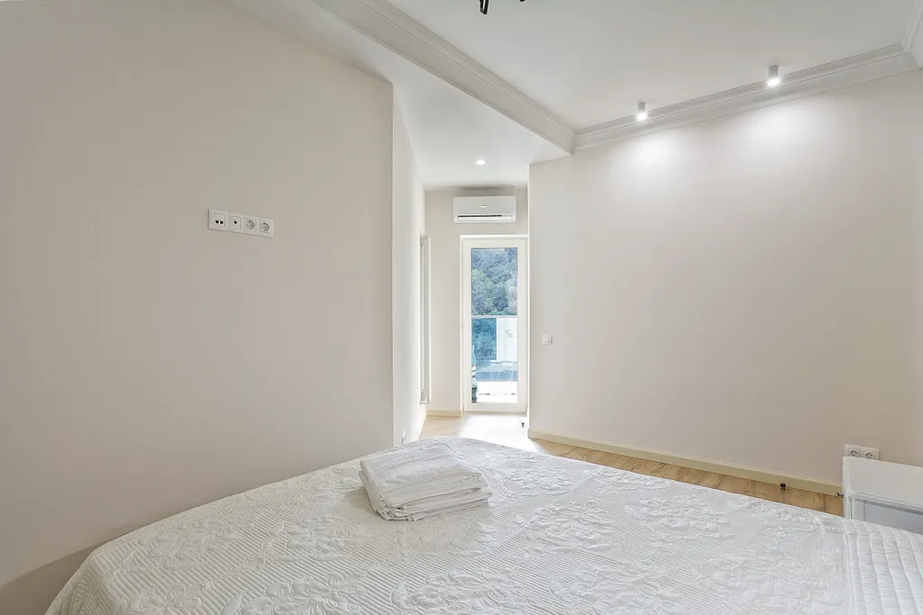 Квартира с отдельным залом и отдельной спальней с террасой на парк