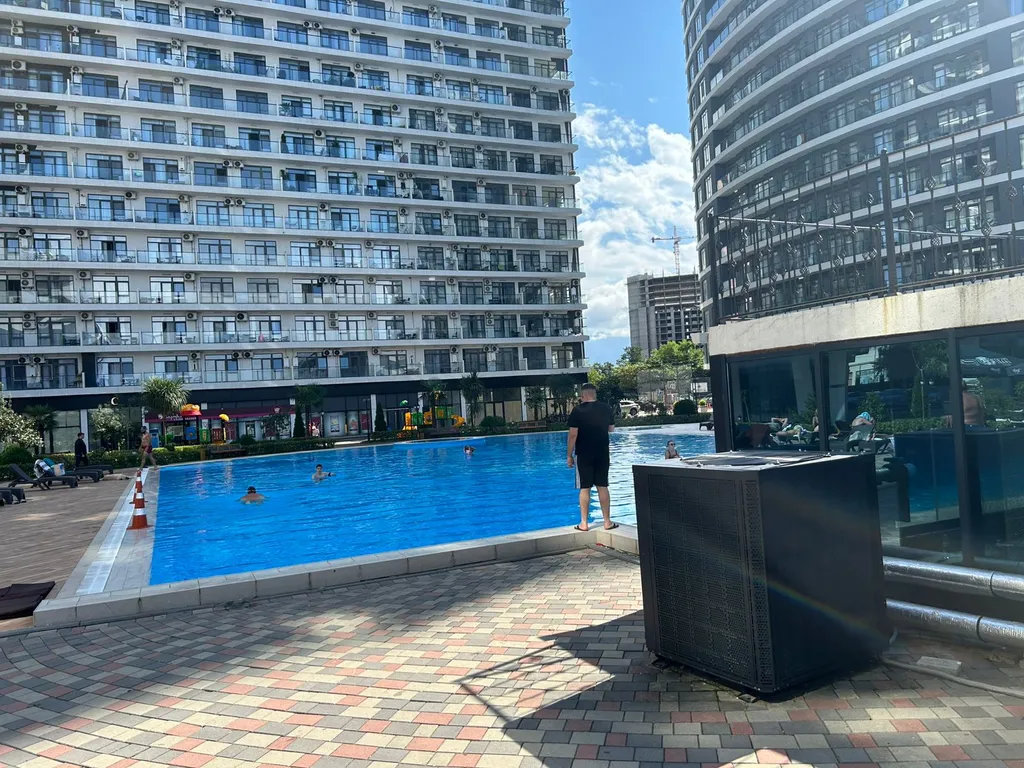 Квартира Whait Sails Apartments у бассейна для большой семьи — аренда посуточно в Батуми