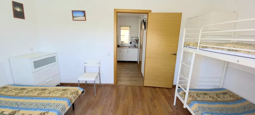 Спальня, кухня с диваном, балкон