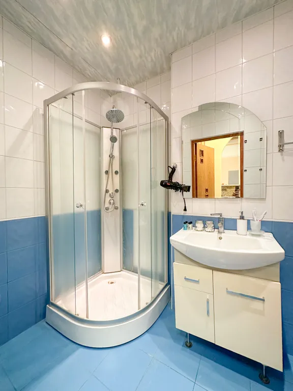 В центре под рукой все событие