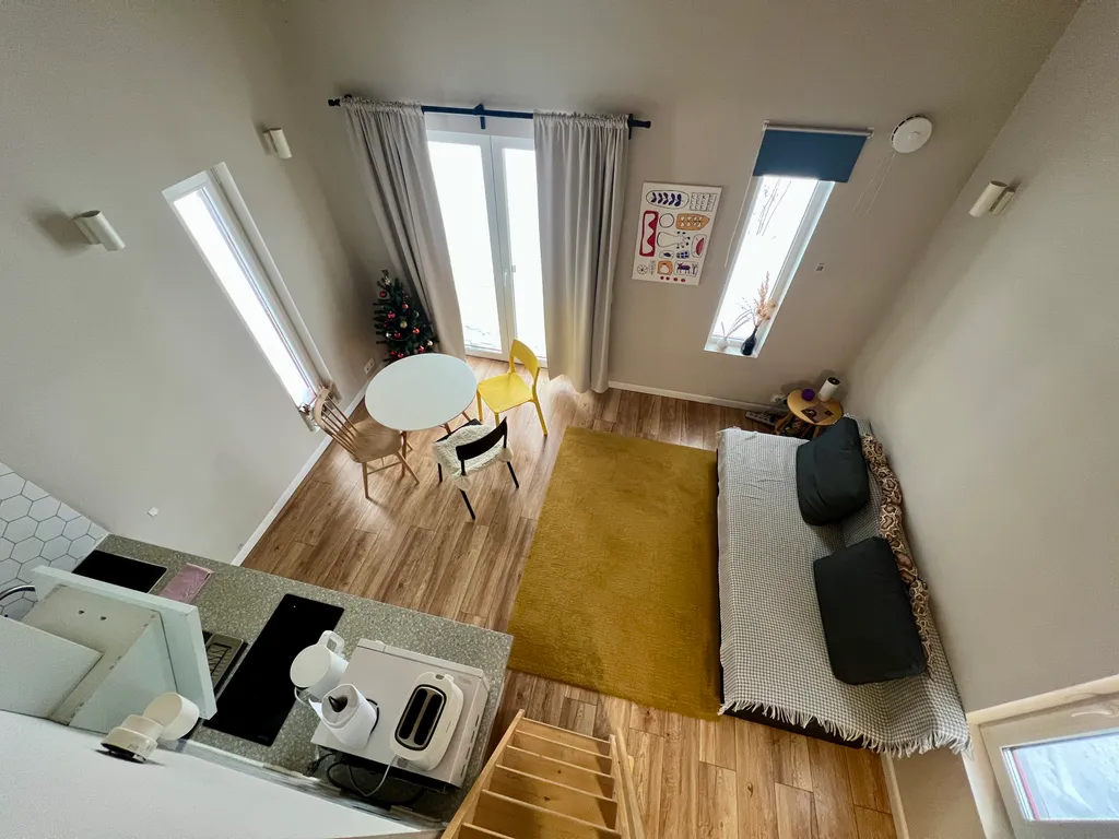 Синий домик в поле