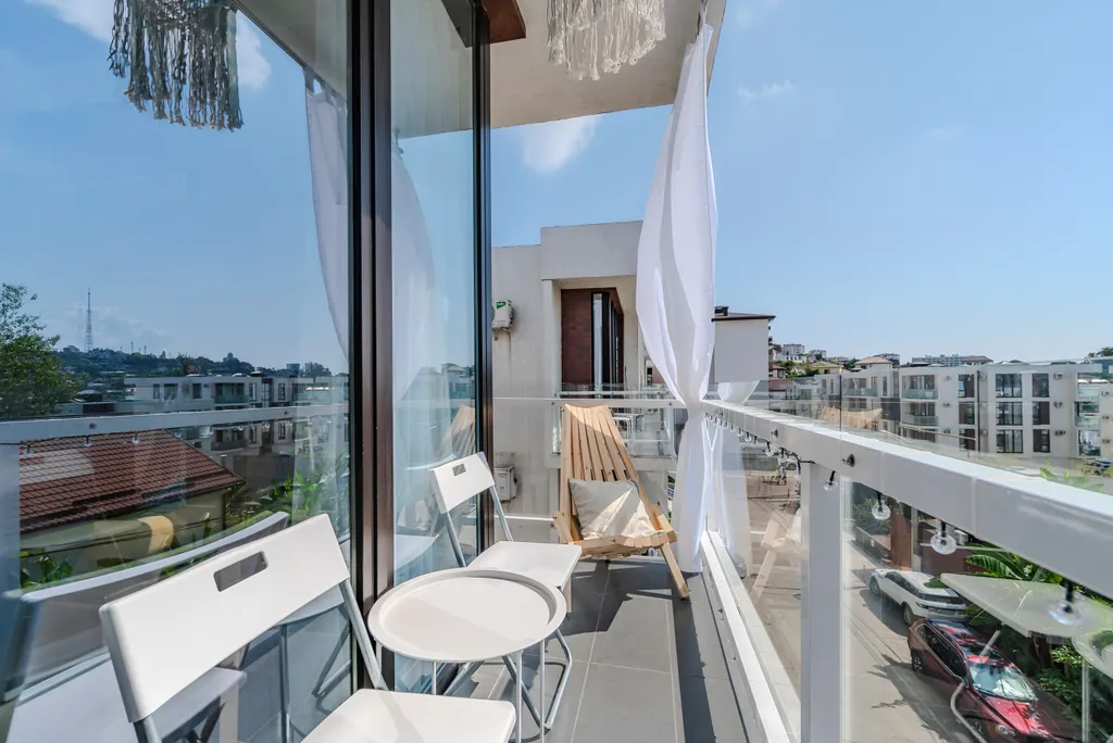 Студия с балконом и подогреваемым бассейном на территории ЖК в центре